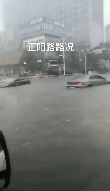臺(tái)風(fēng)巴威造成青島城市內(nèi)澇，機(jī)動(dòng)車(chē)熄火